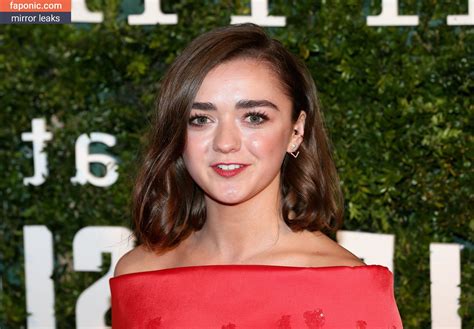 Maisie Williams naked and fingering herself to orgasm